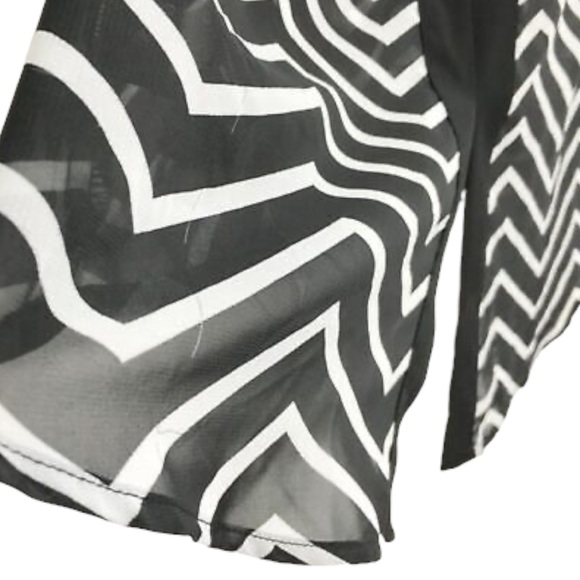 iZ Byer 📌 size small black white chevron sheer 3/4 sleeve scoop neck curved hem - Picture 14 of 16